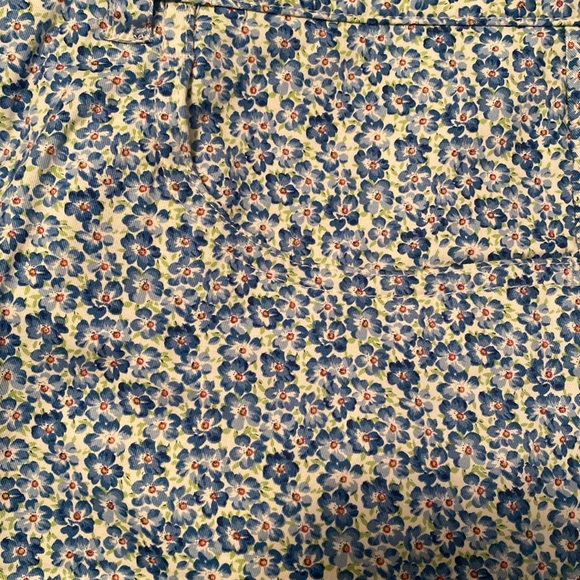 Lightweight thin summer pants in a pretty blue flower print. - Picture 3 of 4